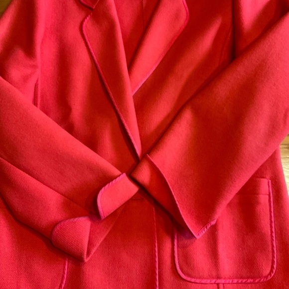 Weinberg Paris Designer lightweight wool red 2 button blazer with pockets. - Picture 3 of 8